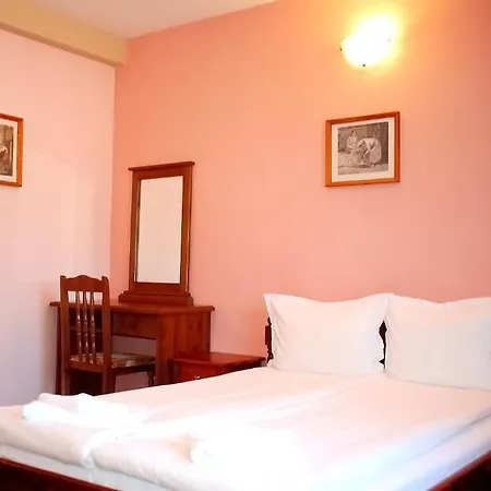 Strakova House 3*